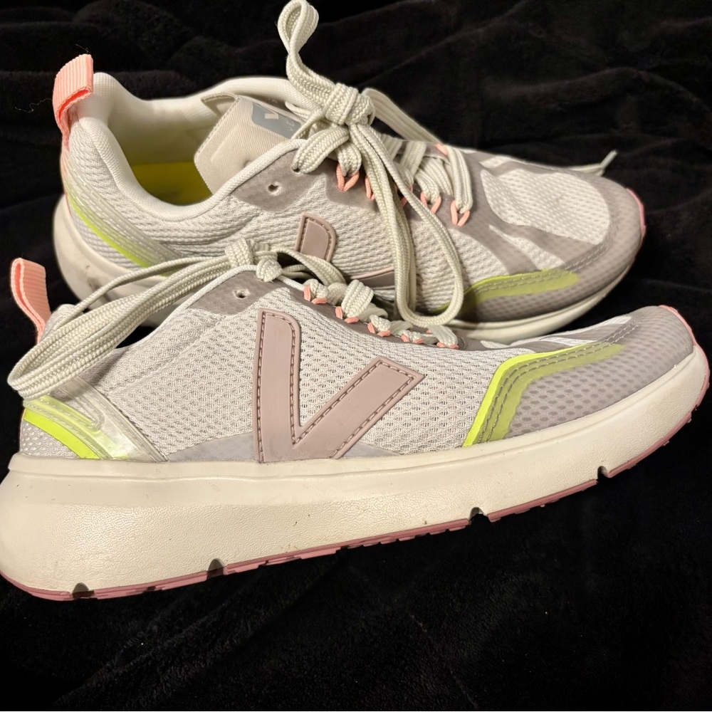 Veja Women's Cream and Pink Sneakers